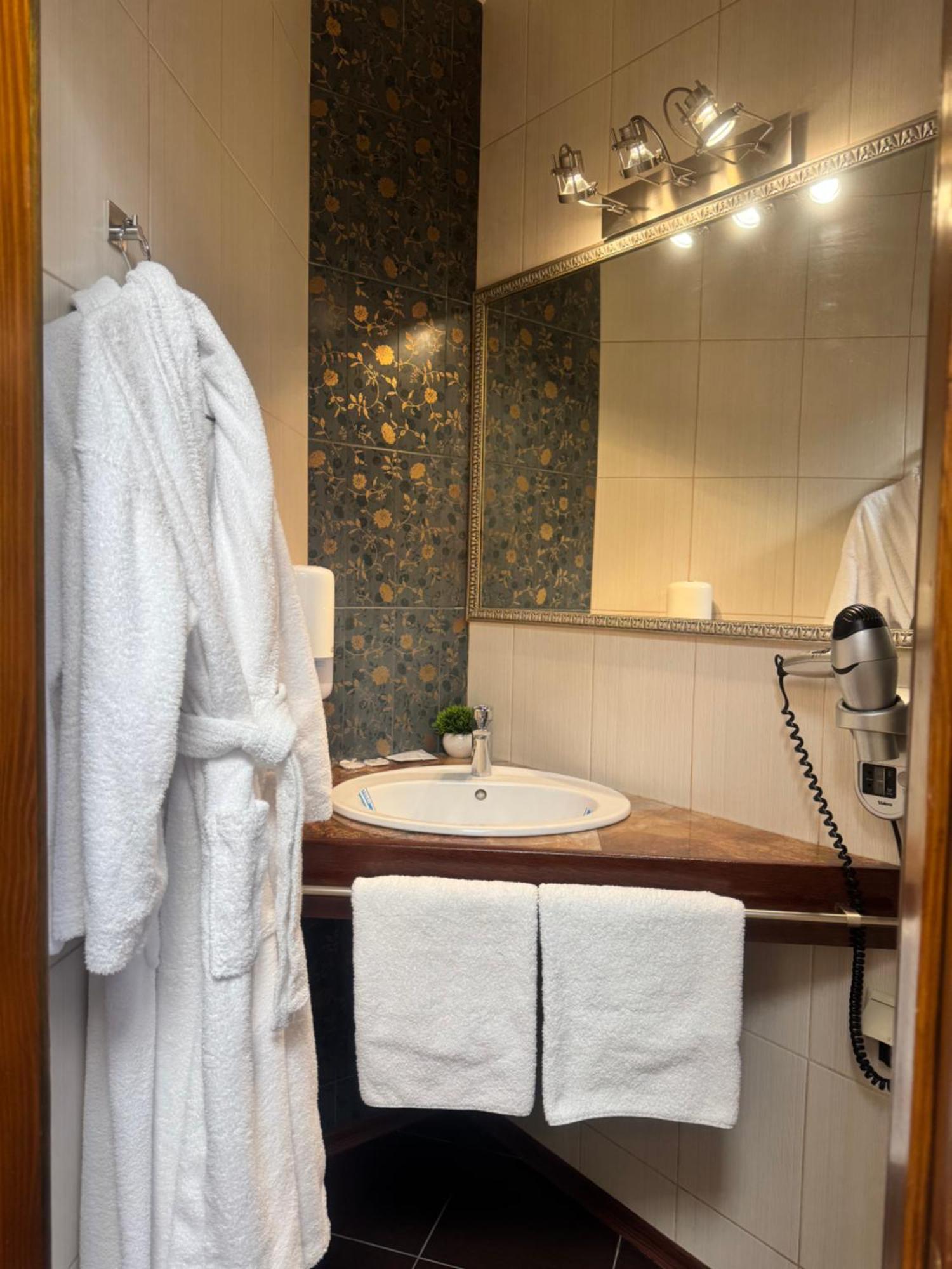 Hotel Veles Zolotonosa Kültér fotó